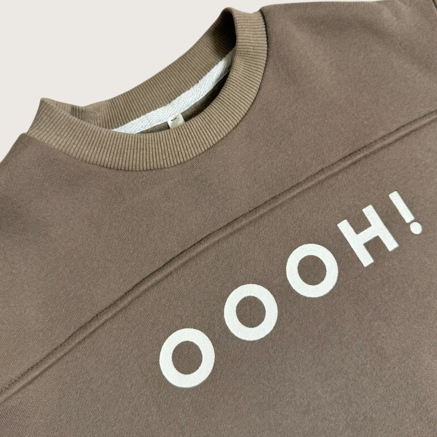 Свитшот утепленный коричневый с принтом OOOH!